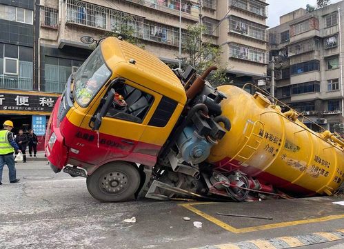 突發！貴陽玉廠路路面塌陷，一罐車后輪深陷，救援及時展開